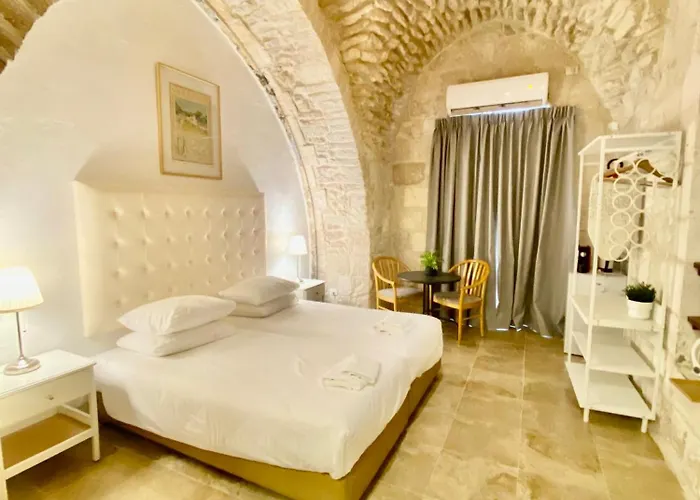 Christian Quarter Studio I
