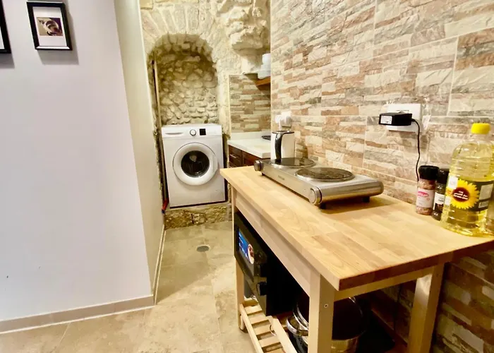 Christian Quarter Studio I